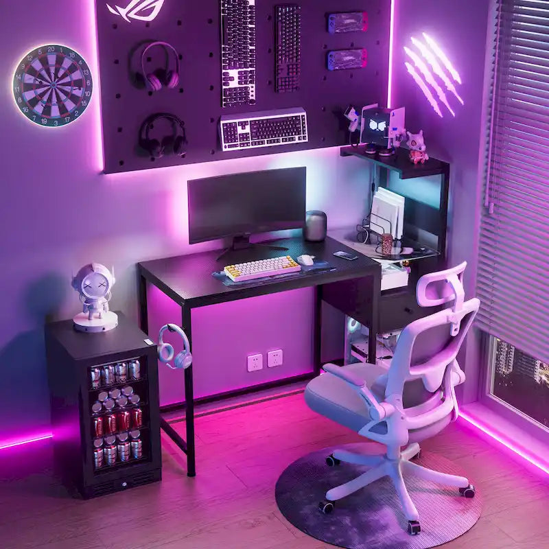 Bureau d'ordinateur avec prise électrique et étagères de rangement